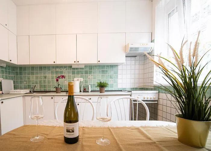 Free Parking - Little Urban Hideaway - Wifi, Ac Apartman